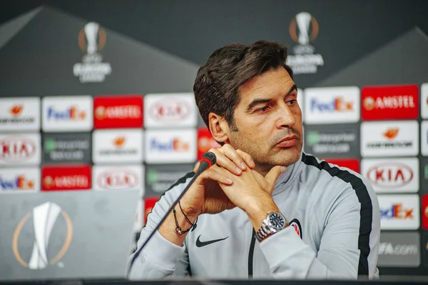 Kyiv, Ukrayna - 14 Şubat 2019: Shakhtar Donetsk Paolo Fonseca 'nın teknik direktörü UEFA Avrupa Ligi karşılaşması öncesinde gazetecilerin sorularını yanıtladı