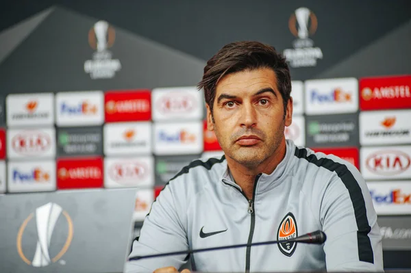 Kyiv, Ukrayna - 14 Şubat 2019: Shakhtar Donetsk Paolo Fonseca 'nın teknik direktörü UEFA Avrupa Ligi karşılaşması öncesinde gazetecilerin sorularını yanıtladı