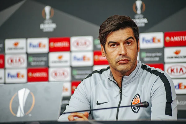 Kyiv, Ukrayna - 14 Şubat 2019: Shakhtar Donetsk Paolo Fonseca 'nın teknik direktörü UEFA Avrupa Ligi karşılaşması öncesinde gazetecilerin sorularını yanıtladı