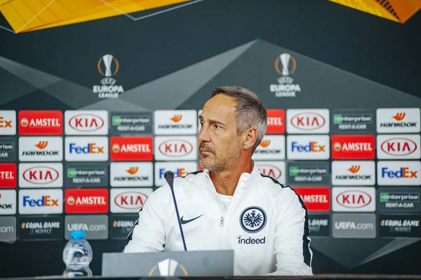 KHARKIV, UKRAINE - 14 Şubat 2019: Adi Huetter Metalist Stadyumu 'nda UEFA Avrupa Ligi Shakhtar Donetsk-Eintracht Frankfurt maçından önce gazetecilere konuştu.