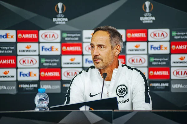 KHARKIV, UKRAINE - 14 Şubat 2019: Adi Huetter Metalist Stadyumu 'nda UEFA Avrupa Ligi Shakhtar Donetsk-Eintracht Frankfurt maçından önce gazetecilere konuştu.