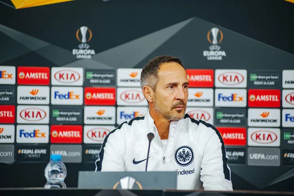 KHARKIV, UKRAINE - 14 Şubat 2019: Adi Huetter Metalist Stadyumu 'nda UEFA Avrupa Ligi Shakhtar Donetsk-Eintracht Frankfurt maçından önce gazetecilere konuştu.