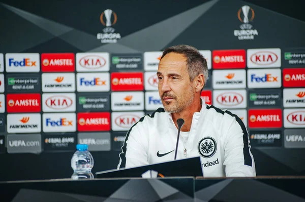 KHARKIV, UKRAINE - 14 Şubat 2019: Adi Huetter Metalist Stadyumu 'nda UEFA Avrupa Ligi Shakhtar Donetsk-Eintracht Frankfurt maçından önce gazetecilere konuştu.