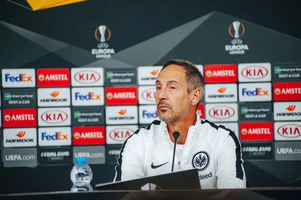 KHARKIV, UKRAINE - 14 Şubat 2019: Adi Huetter Metalist Stadyumu 'nda UEFA Avrupa Ligi Shakhtar Donetsk-Eintracht Frankfurt maçından önce gazetecilere konuştu.