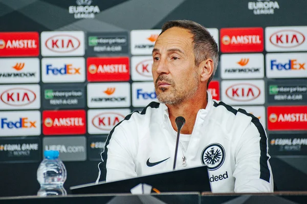 KHARKIV, UKRAINE - 14 Şubat 2019: Adi Huetter Metalist Stadyumu 'nda UEFA Avrupa Ligi Shakhtar Donetsk-Eintracht Frankfurt maçından önce gazetecilere konuştu.
