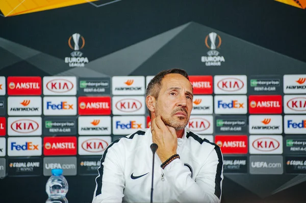 KHARKIV, UKRAINE - 14 Şubat 2019: Adi Huetter Metalist Stadyumu 'nda UEFA Avrupa Ligi Shakhtar Donetsk-Eintracht Frankfurt maçından önce gazetecilere konuştu.
