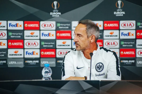 KHARKIV, UKRAINE - 14 Şubat 2019: Adi Huetter Metalist Stadyumu 'nda UEFA Avrupa Ligi Shakhtar Donetsk-Eintracht Frankfurt maçından önce gazetecilere konuştu.