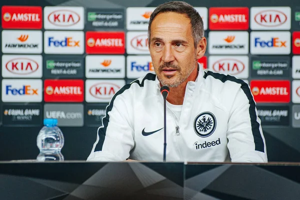 KHARKIV, UKRAINE - 14 Şubat 2019: Adi Huetter Metalist Stadyumu 'nda UEFA Avrupa Ligi Shakhtar Donetsk-Eintracht Frankfurt maçından önce gazetecilere konuştu.