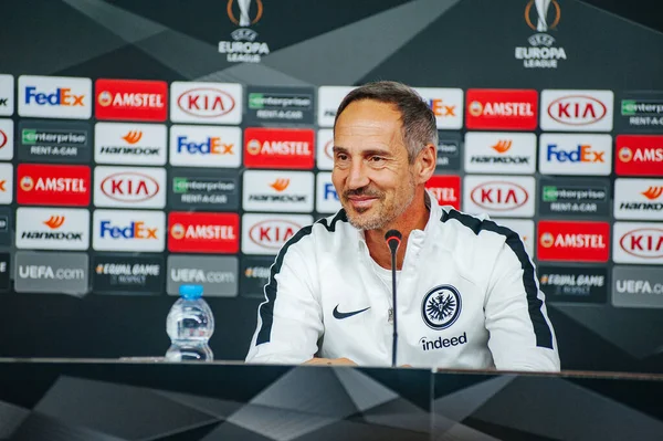 KHARKIV, UKRAINE - 14 Şubat 2019: Adi Huetter Metalist Stadyumu 'nda UEFA Avrupa Ligi Shakhtar Donetsk-Eintracht Frankfurt maçından önce gazetecilere konuştu.