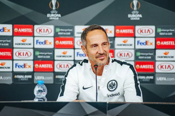 KHARKIV, UKRAINE - 14 Şubat 2019: Adi Huetter Metalist Stadyumu 'nda UEFA Avrupa Ligi Shakhtar Donetsk-Eintracht Frankfurt maçından önce gazetecilere konuştu.