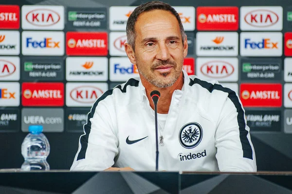 KHARKIV, UKRAINE - 14 Şubat 2019: Adi Huetter Metalist Stadyumu 'nda UEFA Avrupa Ligi Shakhtar Donetsk-Eintracht Frankfurt maçından önce gazetecilere konuştu.