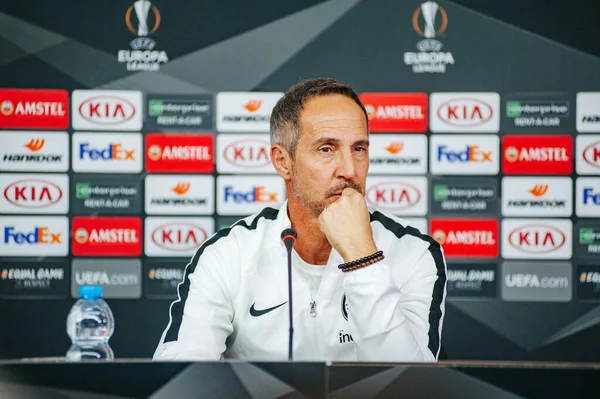 KHARKIV, UKRAINE - 14 Şubat 2019: Adi Huetter Metalist Stadyumu 'nda UEFA Avrupa Ligi Shakhtar Donetsk-Eintracht Frankfurt maçından önce gazetecilere konuştu.