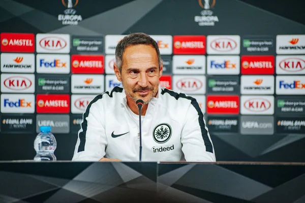 KHARKIV, UKRAINE - 14 Şubat 2019: Adi Huetter Metalist Stadyumu 'nda UEFA Avrupa Ligi Shakhtar Donetsk-Eintracht Frankfurt maçından önce gazetecilere konuştu.