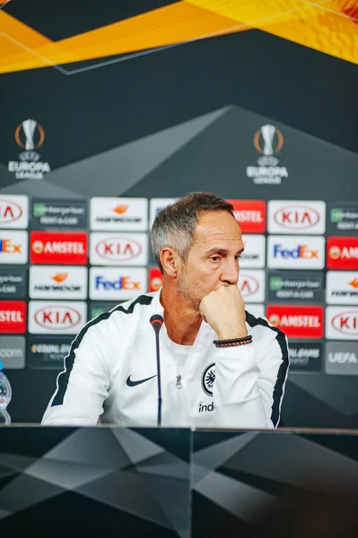 KHARKIV, UKRAINE - 14 Şubat 2019: Adi Huetter Metalist Stadyumu 'nda UEFA Avrupa Ligi Shakhtar Donetsk-Eintracht Frankfurt maçından önce gazetecilere konuştu.