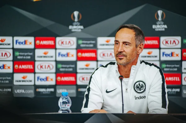 KHARKIV, UKRAINE - 14 Şubat 2019: Adi Huetter Metalist Stadyumu 'nda UEFA Avrupa Ligi Shakhtar Donetsk-Eintracht Frankfurt maçından önce gazetecilere konuştu.