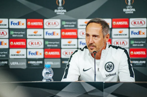 KHARKIV, UKRAINE - 14 Şubat 2019: Adi Huetter Metalist Stadyumu 'nda UEFA Avrupa Ligi Shakhtar Donetsk-Eintracht Frankfurt maçından önce gazetecilere konuştu.