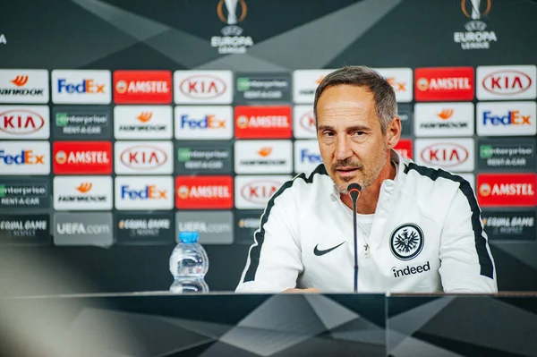 KHARKIV, UKRAINE - 14 Şubat 2019: Adi Huetter Metalist Stadyumu 'nda UEFA Avrupa Ligi Shakhtar Donetsk-Eintracht Frankfurt maçından önce gazetecilere konuştu.