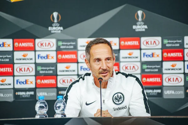 KHARKIV, UKRAINE - 14 Şubat 2019: Adi Huetter Metalist Stadyumu 'nda UEFA Avrupa Ligi Shakhtar Donetsk-Eintracht Frankfurt maçından önce gazetecilere konuştu.