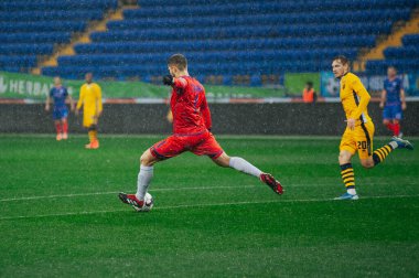 Kharkiv, Ukrayna - 5 Ekim 2019: Ukrayna profesyonel lig Metalisti 1925 - Mykolaiv maçı. Yağmur sporu günü