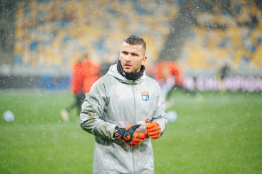 KIEV, UKRAINE - 12 Aralık: Olympique Lyonnais takımından Anthony Lopes, Olympique Lyonnais ve Shakhtar Donetsk arasında oynanan UEFA Şampiyonlar Ligi F Grubu karşılaşmasında