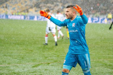 KIEV, UKRAINE - 12 Aralık 2018: Anthony Lopes, Shakhtar Donetsk ve Olympique Lyon arasındaki UEFA Şampiyonlar Ligi karşılaşmasını kutladı