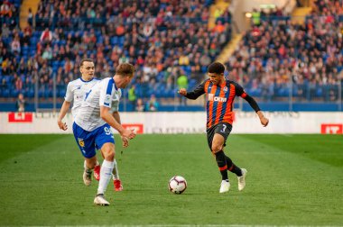 Kharkiv, Ukrayna - 7 Nisan 2019: Orta saha veya ileri saha, Shakhtar Donetsk 'in kaptanı Kharkiv' deki Metalist Stadyumu 'nda oynanan maçta top için top sürme ve mücadele ediyor.