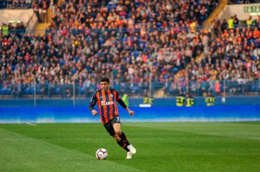 Kharkiv, Ukrayna - 7 Nisan 2019: Orta saha veya ileri saha, Shakhtar Donetsk 'in kaptanı Kharkiv' deki Metalist Stadyumu 'nda oynanan maçta top için top sürme ve mücadele ediyor.