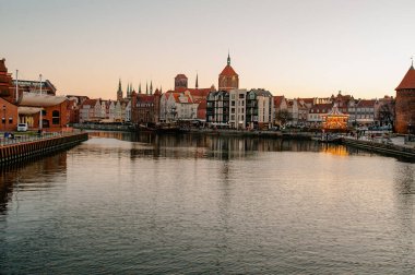 Gdansk, Polonya - 17 Nisan 2019: Motlawa nehri yakınlarındaki renkli tarihi evler
