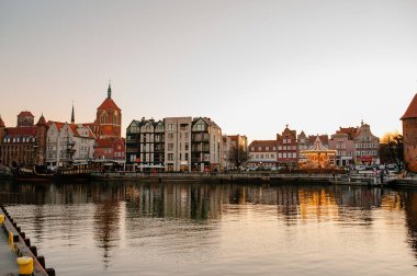 Gdansk, Polonya - 17 Nisan 2019: Motlawa nehri yakınlarındaki renkli tarihi evler
