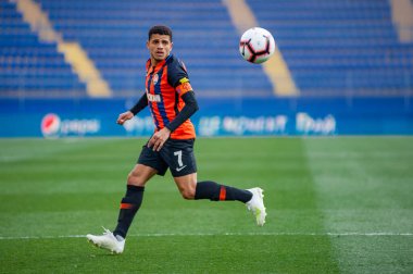 Kharkiv, Ukrayna - 7 Nisan 2019: Dinamo Kyiv maçında Shakhtar Donetsk 'in orta saha oyuncusu
