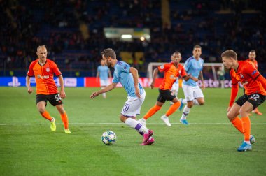 Kharkiv, Ukrayna - 18 Eylül 2019: Manchester City 'nin Bernardo Silva futbol oyuncusu UEFA Şampiyonlar Ligi maçı sırasında Metalist Stadyumu' nda Shakhtar 'a karşı