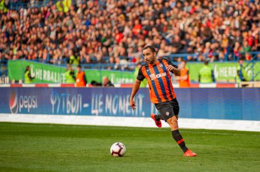 Kharkiv, Ukrayna - 7 Nisan 2019: Kharkiv 'deki Metalist stadyumunda oynanan maçta Shakhtar Donetsk' in defans oyuncusu