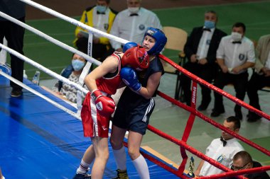 KHARKIV, UKRAINE - 2 Ekim 2020: 2020 Ukrayna Kadınlar Şampiyonlar Kupası sırasında ringde kız boksörler