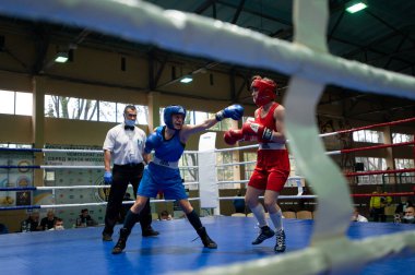 KHARKIV, UKRAINE - 2 Ekim 2020: 2020 Ukrayna Kadınlar Şampiyonlar Kupası sırasında ringde kız boksörler