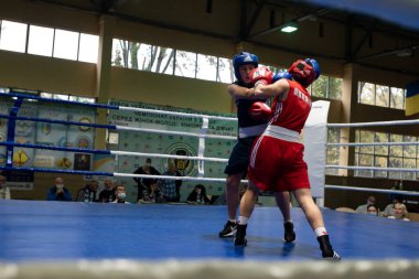 KHARKIV, UKRAINE - 2 Ekim 2020: 2020 Ukrayna Kadınlar Şampiyonlar Kupası sırasında ringde kız boksörler