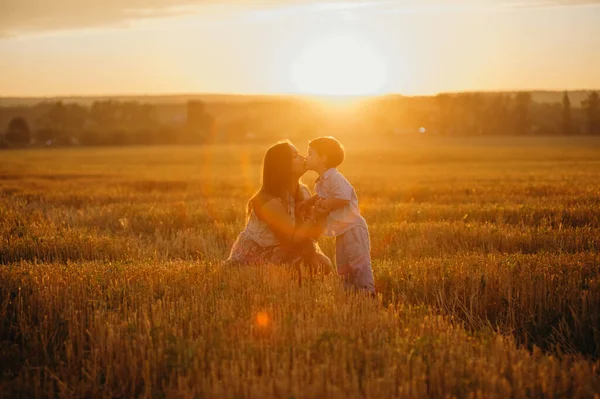 Schattig Vrolijk Kind Zoon Met Moeder Het Veld Bij Zonsondergang — Stockfoto