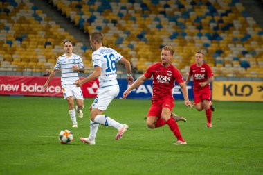 KYIV, UKRAINE - SEPTEMBER 15, 2020: AZ Alkmaar Dani de Wit, Vitaliy Mykolenko 'ya karşı UEFA Şampiyonlar Ligi 2020-Dinamo Kyiv maçında