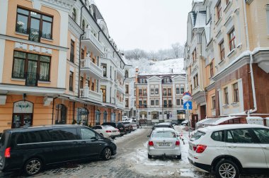Kyiv, Ukrayna - 13 Aralık 2018: Vozdvyzhenka imülticated house 'un lüks mahallesi olan Podil' deki Kiev şehrinin eski çağdaş tarihi renkli sokak binaları