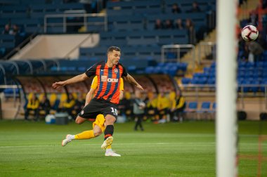 Kharkiv, Ukrayna - 11 Mayıs 2019: Shakhtar Donetsk 'li Forward Junior Moraes Metalist Stadyumu' nda top için mücadele ediyor