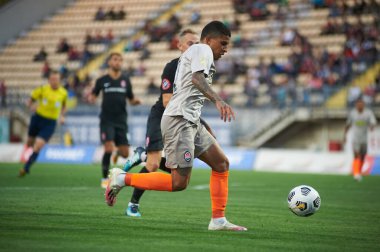 ZAPORIZHZHYA, UKRAINE - 20 Eylül 2020: Ukrayna Premiere Ligi Zorya Luhansk FC Shakhtar Donetsk 'e karşı oynanan maçta Dodo iş başında