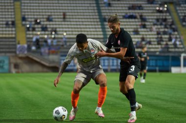 ZAPORIZHZHYA, UKRAINE - SEPTEMBER 20, 2020: Dodo ve Maksim Grechkin futbol karşılaşması sırasında Ukrayna Premiere Ligi Zorya Luhansk - FC Shakhtar Donetsk