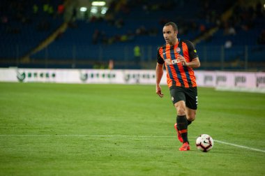 Kharkiv, Ukrayna - 11 Mayıs 2019: Shakhtar Donetsk 'in Ismaily Goncalves defans oyuncusu, Shakhtar Donetsk ile Oleksandria arasında oynanan Ukrayna Premier Ligi maçında topu sürüyor.