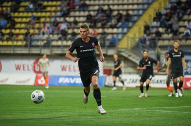ZAPORIZHZHYA, UKRAINE - 20 Eylül 2020: Vladyslav Kochergin futbol karşılaşması sırasında Ukrayna Premiere Ligi
