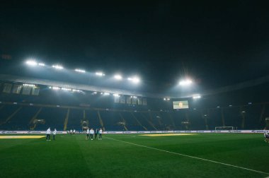 Kharkiv, Ukrayna - 18 Ekim 2018: Ukrayna - Çek Cumhuriyeti Metalist Stadyumunda oynanan futbol maçından önce stadyum ışıkları.