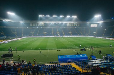 Kharkiv, Ukrayna - 18 Ekim 2018: Ukrayna - Çek Cumhuriyeti Metalist Stadyumunda oynanan futbol maçından önce stadyum ışıkları.