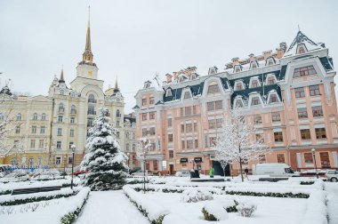 Kyiv, Ukrayna - 13 Aralık 2018: Vozdvyzhenka imülticated house 'un lüks mahallesi olan Podil' deki Kiev şehrinin eski çağdaş tarihi renkli sokak binaları