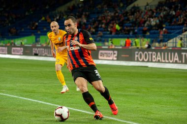 Kharkiv, Ukrayna - 11 Mayıs 2019: Shakhtar Donetsk 'in Ismaily Goncalves defans oyuncusu, Shakhtar Donetsk ile Oleksandria arasında oynanan Ukrayna Premier Ligi maçında topu sürüyor.
