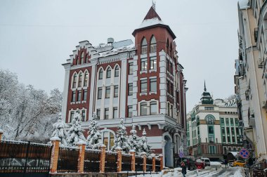 Kyiv, Ukrayna - 13 Aralık 2018: Vozdvyzhenka imülticated house 'un lüks mahallesi olan Podil' deki Kiev şehrinin eski çağdaş tarihi renkli sokak binaları