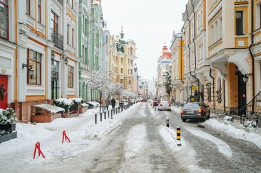 Kyiv, Ukrayna - 13 Aralık 2018: Vozdvyzhenka imülticated house 'un lüks mahallesi olan Podil' deki Kiev şehrinin eski çağdaş tarihi renkli sokak binaları