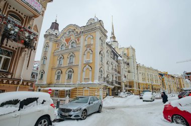 Kyiv, Ukrayna - 13 Aralık 2018: Vozdvyzhenka imülticated house 'un lüks mahallesi olan Podil' deki Kiev şehrinin eski çağdaş tarihi renkli sokak binaları